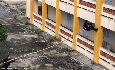 Si në filma me ninxha: Njësitet speciale vietnameze përdorin metodë unike për t’u ngjitur apartamenteve për t’i kapur kriminelët (Foto/Video)