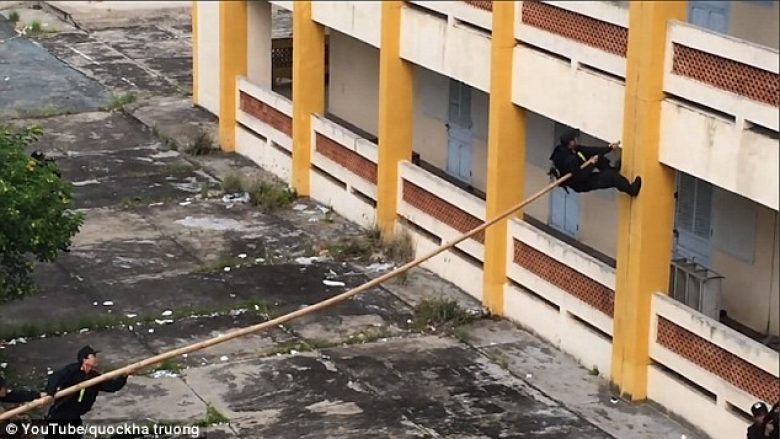 Si në filma me ninxha: Njësitet speciale vietnameze përdorin metodë unike për t’u ngjitur apartamenteve për t’i kapur kriminelët (Foto/Video)
