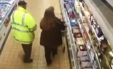 Derisa ishte në supermarket me gruan, burri kryen nevojën fiziologjike pranë frigoriferëve të mishit dhe qumështit (Video)