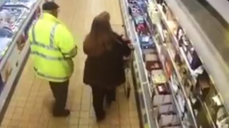 Derisa ishte në supermarket me gruan, burri kryen nevojën fiziologjike pranë frigoriferëve të mishit dhe qumështit (Video)