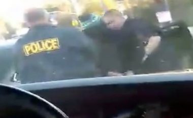 Moment prekës kur babai i katër fëmijëve prangoset nga policia e emigracionit në prezencë të vajzave dhe gruas (Foto/Video)