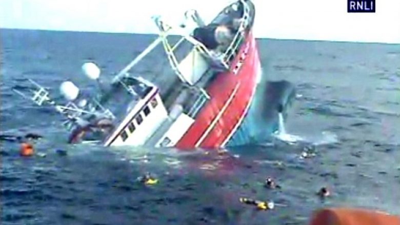 Publikohen pamjet dramatike: Anija me pesë peshkatarë fillon të fundoset (Foto/Video)