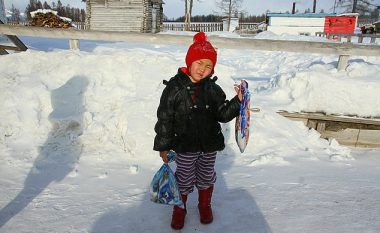 Katërvjeçarja eci tetë kilometra në minus 24 gradë nëpër lumin e ngrirë të Siberisë, për të kërkuar ndihmë për gjyshen (Foto)