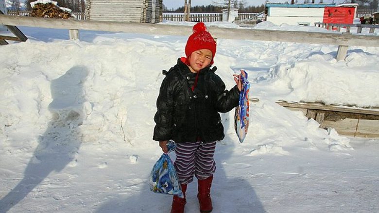 Katërvjeçarja eci tetë kilometra në minus 24 gradë nëpër lumin e ngrirë të Siberisë, për të kërkuar ndihmë për gjyshen (Foto)