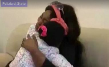 Përqafimi i nënës dhe vajzës pas pesë muajsh – ikën bashkë nga shtëpia, por fati i ndau (Video)