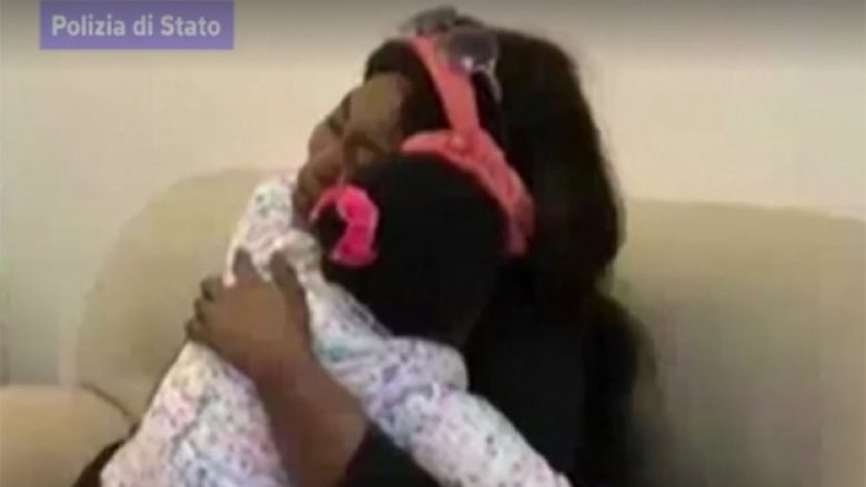 Përqafimi i nënës dhe vajzës pas pesë muajsh – ikën bashkë nga shtëpia, por fati i ndau (Video)