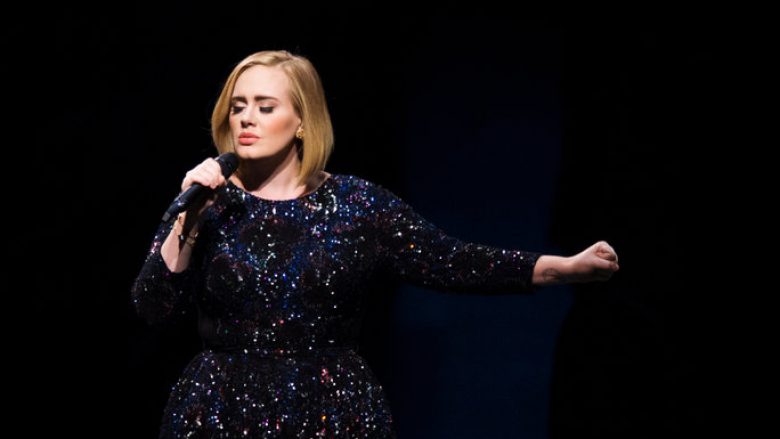 Adele ndal koncertin për ti bërtitur punonjësit të sigurisë