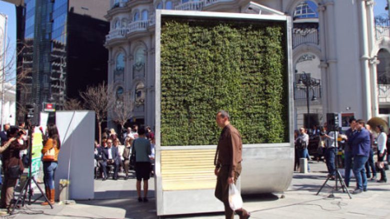 Pastruesi i ajrit “City Tree” vendoset në qendër të Shkupit