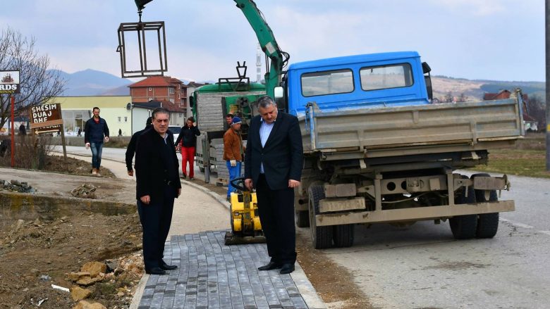 Trotuar i ri në rrugën që lidh tri fshatra të Podujevës