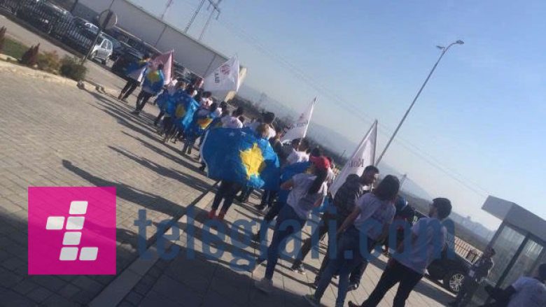 Studentët e AAB-së në përkrahje të Përfaqësueses së Kosovës, nisen drejt Shkodrës (Foto/Video)