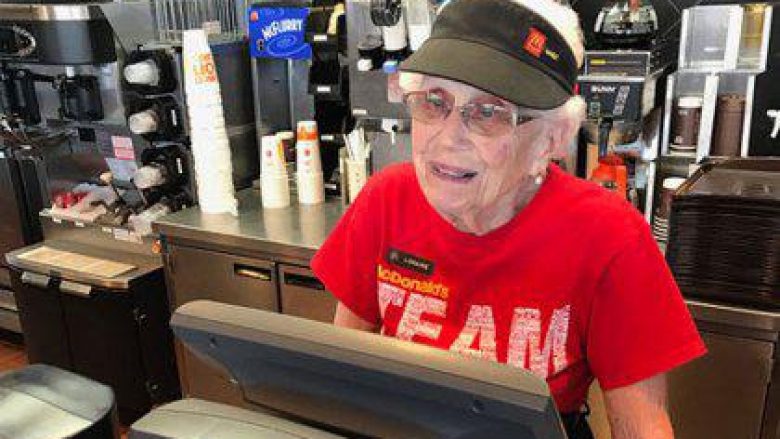 94 vjeçarja që punon në “Fast Food” (Foto)