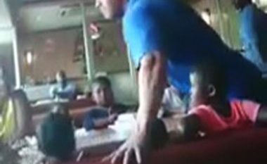 Burri i bardhë kërcënon gruan me ngjyrë në prezencë të fëmijëve të saj (Foto/Video)