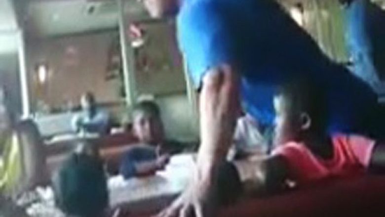 Burri i bardhë kërcënon gruan me ngjyrë në prezencë të fëmijëve të saj (Foto/Video)