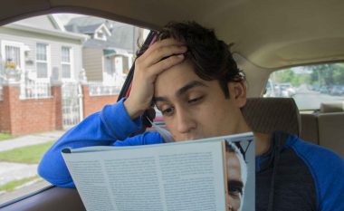 Përse ndjeheni të sëmurë kur jeni duke provuar të lexoni në veturë?
