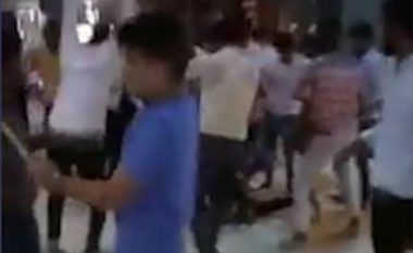 Qindra indian rrahin brutalisht me shkopinj dhe karrige të hekurta emigrantët që shpërndanin drogë tek të rinjtë (Foto/Video, +18)