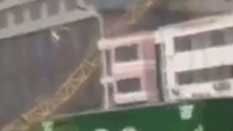 Publikohen pamjet e tmerrshme: Shembet vinçi gjigant në qendër të qytetit, humbin jetën tre persona (Foto/Video, +18)