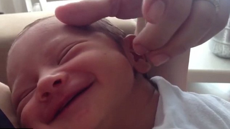Nëna përkëdhel beben: Ky xhirim ka pushtuar miliona njerëz! (Video)