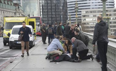 Publikohen pamjet e reja të personave të lënduar në sulmin pranë Parlamentit britanik (Foto)