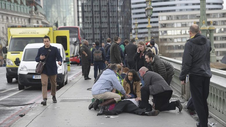 Publikohen pamjet e reja të personave të lënduar në sulmin pranë Parlamentit britanik (Foto)