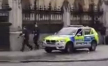 Momenti kur sulmuesi në Londër qëllohet nga policia pranë Parlamentit britanik (Foto/Video)