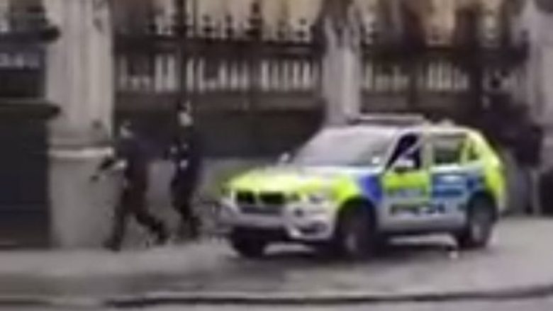 Momenti kur sulmuesi në Londër qëllohet nga policia pranë Parlamentit britanik (Foto/Video)