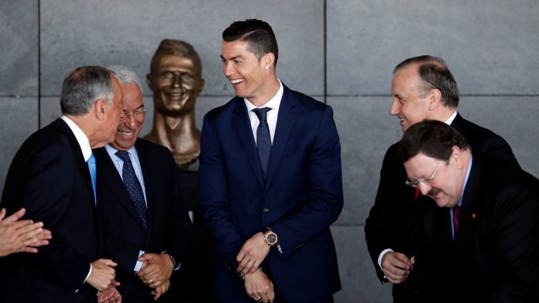 Ronaldo e përuroi aeroportin me emrin e tij, por statuja e portugezit është bërë sensacion në internet (Foto)