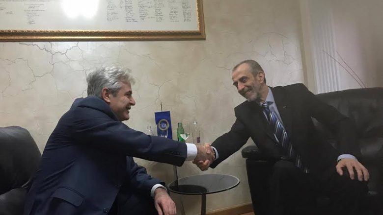 Ahmeti dhe ambasadori Jazbec biseduan për krizën politike në Maqedoni