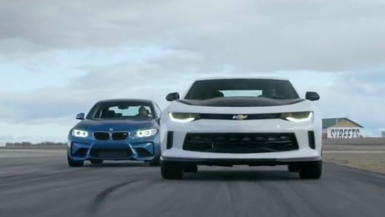 BMW M2 i vitit të kaluar, në garë me Chevrolet Camaro të këtij viti (Video)