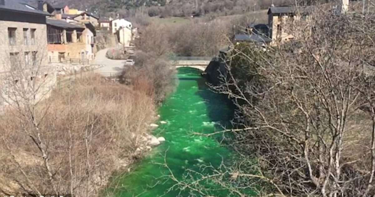 Banorët Alarmohen Nga Uji I Lumit Që U Bë Tërësisht I Gjelbër (Video ...