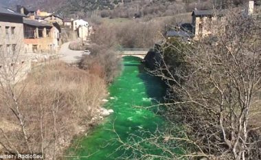 Banorët alarmohen nga uji i lumit që u bë tërësisht i gjelbër (Video)