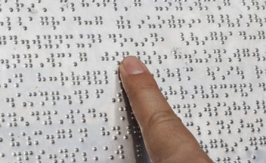 Biblioteka në Shtip pasurohet me libra me shkrim të Braille-së