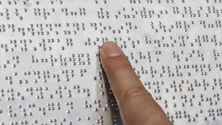 Biblioteka në Shtip pasurohet me libra me shkrim të Braille-së - Telegrafi