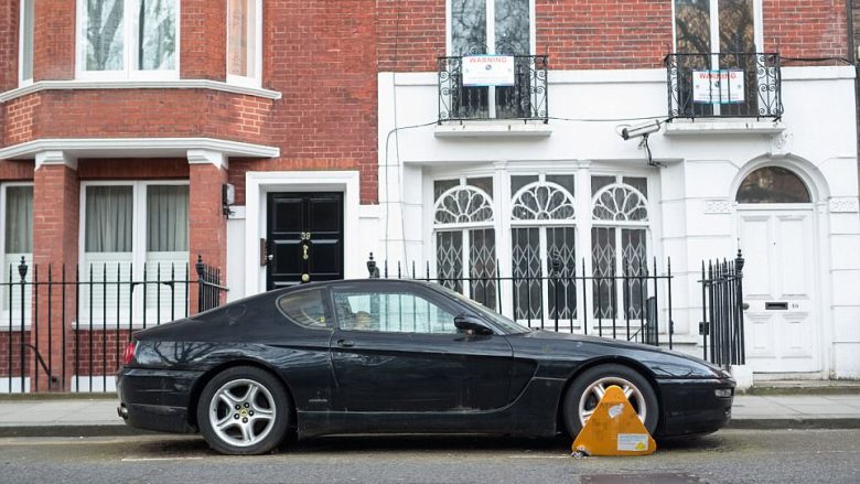 Braktiset Ferrari i 80 mijë eurove, pronari nuk ka para për ta regjistruar (Foto)