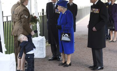 Askush asnjëherë nuk ka pasur sjellje më “skandaloze” para mbretëreshës britanike (Video)
