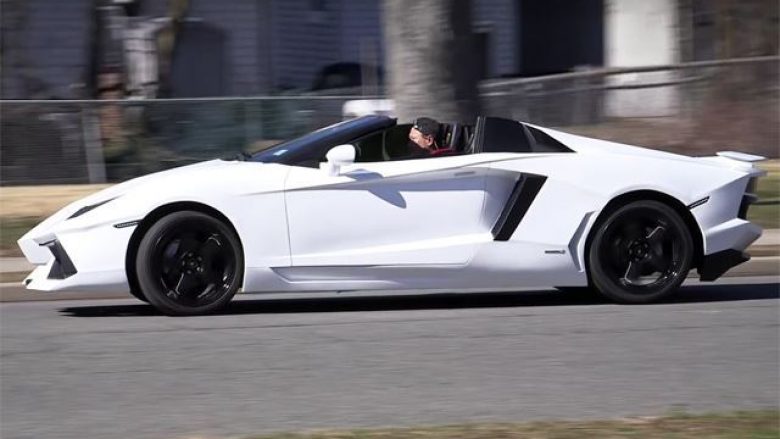 Dallimet mes Lamborghini Aventador të rrejshëm dhe origjinalit (Video)