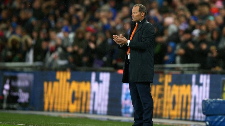 Holanda shkarkon trajnerin