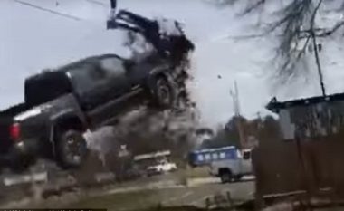 Duke ikur nga Polica, kërceu për disa metra dhe ra sipër një veture të parkuar (Video)