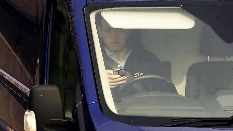 Dënime të rrepta për shoferët që përdorin telefonin derisa janë duke vozitur (Foto)