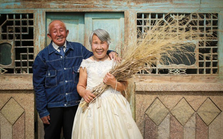 Për shkak të varfërisë, fotografitë e “dasmës” i realizuan 40 vite pas kurorëzimit (Foto)