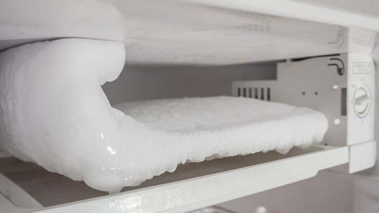 Truku të cilin çdo amvisë duhet ta dijë: Si të pengoni krijimin e akullit në frigorifer me ngrirje të thellë?