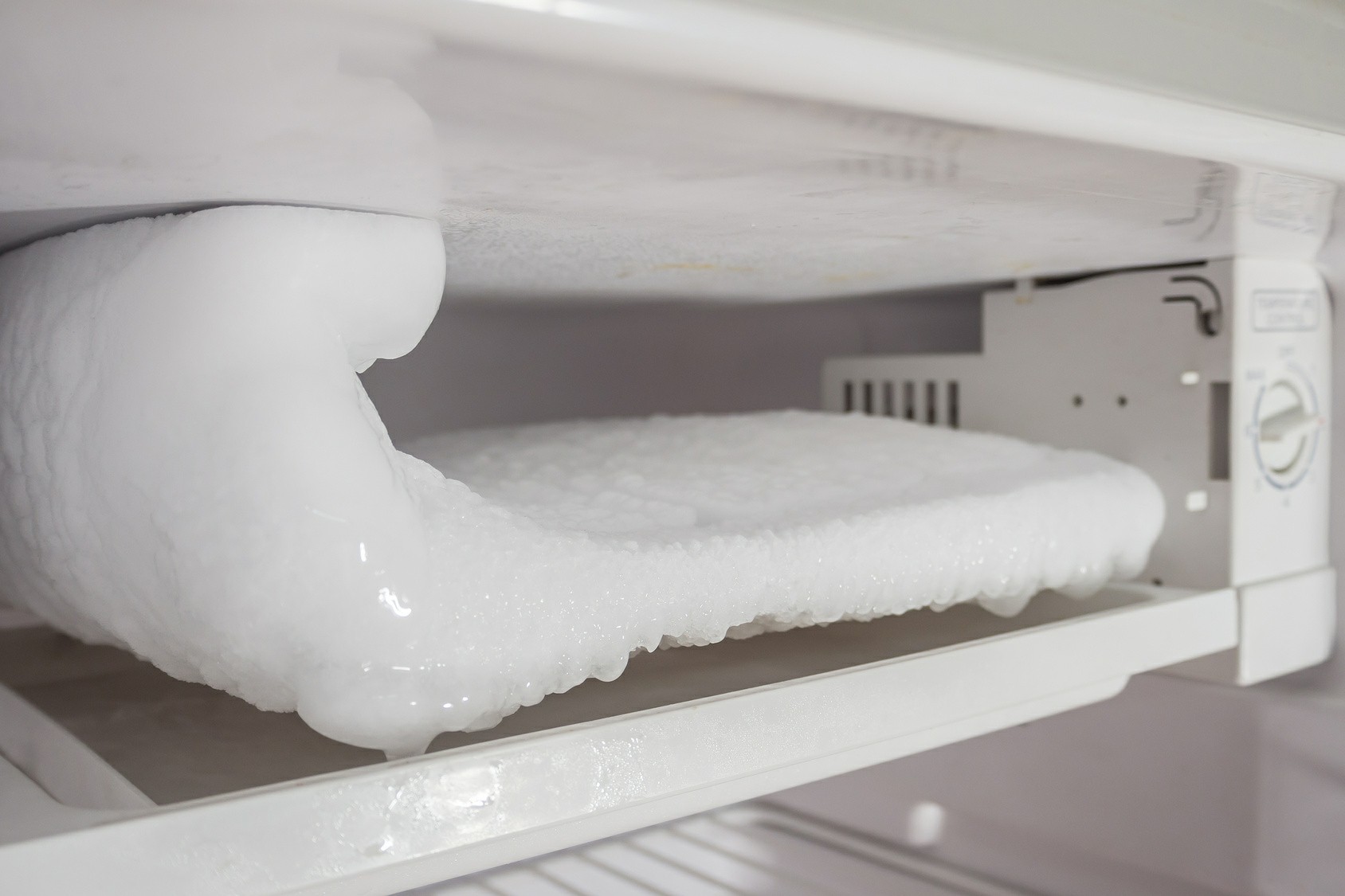 Почему постоянно морозит. Холодильник Индезит морозилка намерзает лед. Холодильник Индезит ноу Фрост намерзает лед. Морозилка Атлант намерзает лед. Намерзший лед в морозилке.