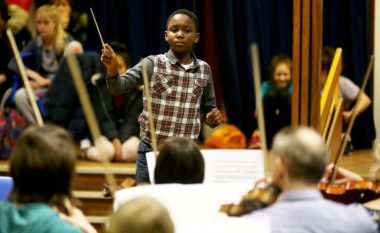 Fëmija 11-vjeçar, dirigjenti më i ri në botë (Foto)