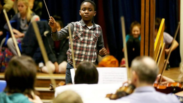 Fëmija 11-vjeçar, dirigjenti më i ri në botë (Foto)