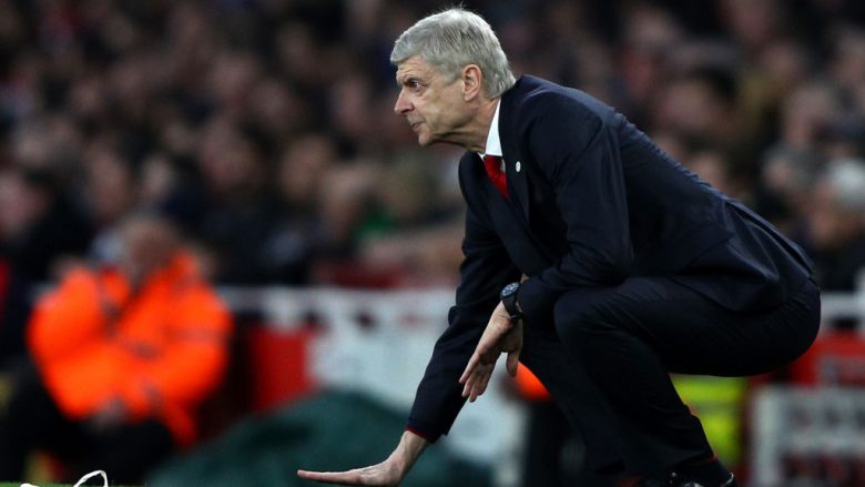 Legjenda e Arsenalit e mbështet fuqishëm Wengerin, kujton largimin e Fergusonit