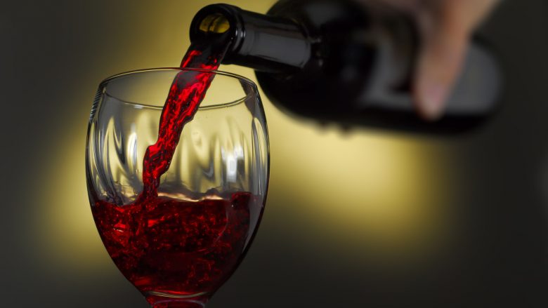Gjatë renovimit të restorantit, gjetën shishe të shtrenjta të verës (Foto)