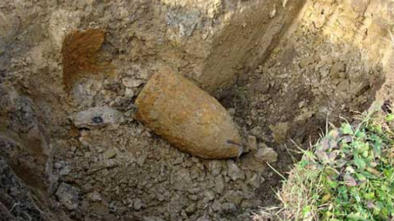 Maqedoni: Duke punuar tokën, gjen një granatë të pa shpërthyer