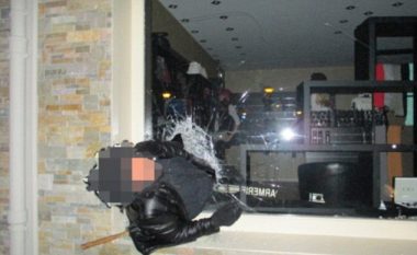 Hajni ngeci në xhamin e dritares së dyqanit ku kreu vjedhjen (Foto)