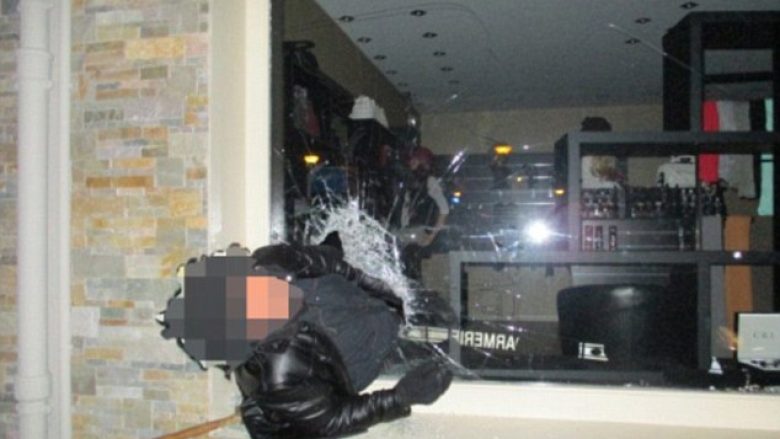 Hajni ngeci në xhamin e dritares së dyqanit ku kreu vjedhjen (Foto)
