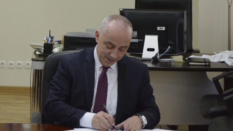 Zharku nënshkruan udhëzimet administrative për makina të punës dhe pajisjet rrëshqitëse