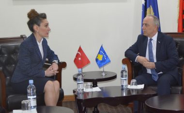 Ministri Zharku priti në takim ambasadoren turke në Kosovë